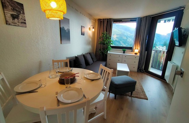 Cozy Renovated Apartment in Avoriaz - 4 Guests, South Balcony, Ski Locker, 10-min Walk to Village