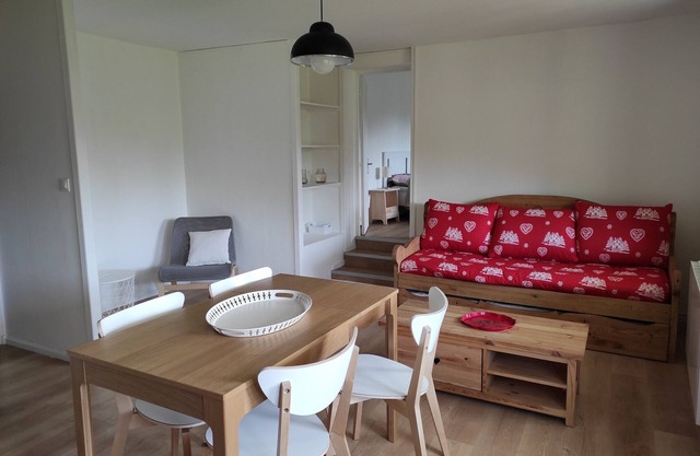 Cozy Renovated Apartment - Ski-In/Ski-Out, South-Facing Balcony, Near Village - Autrans, Vercors