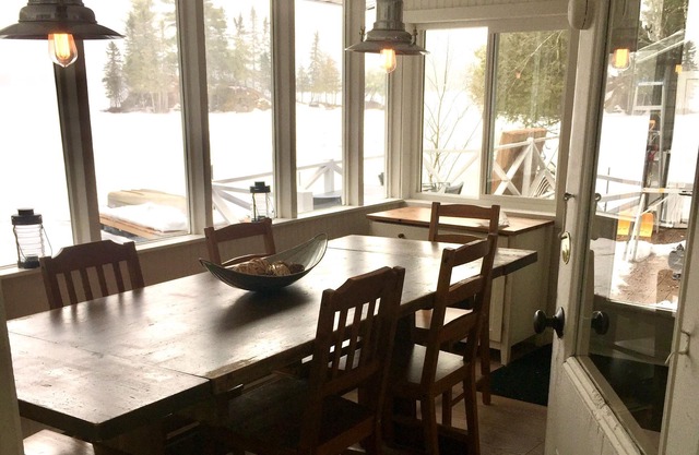 Cozy, renovated rustic cottage on the shore of beautiful navigable laken