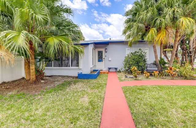 Cozy Renovated 2BR 1 Mile from Beach