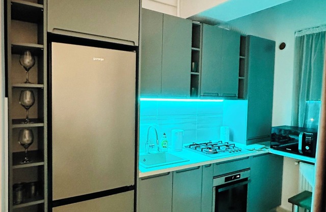 Cozy rental for long and short stays in Iasi. Balcony, kitchen, bedroom.