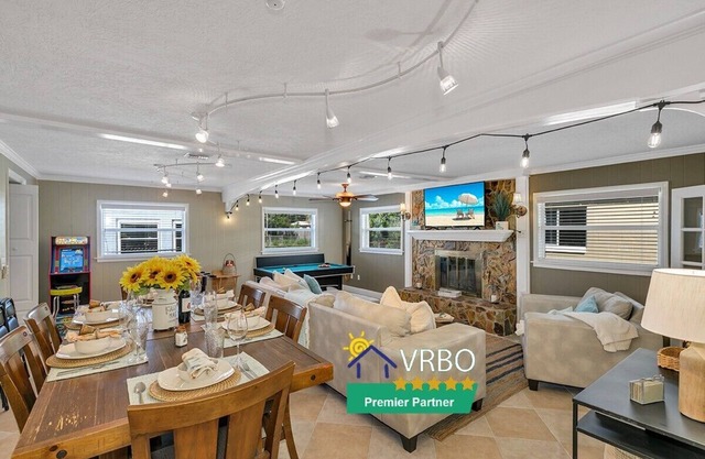 Cozy Retreat 5⭐ Location | Hot Tub | Game Room | Splash Pool & Water Slide