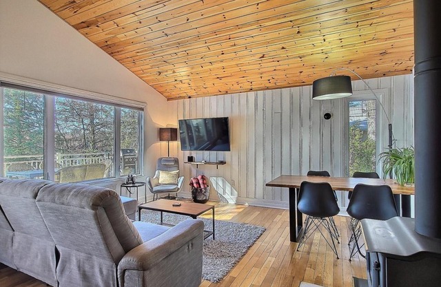 Cozy retreat in Orford on beautiful Bowker lake