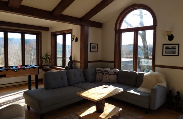 Cozy retreat, lake and mountain views, hot tub, king bed, Golf Club amenities