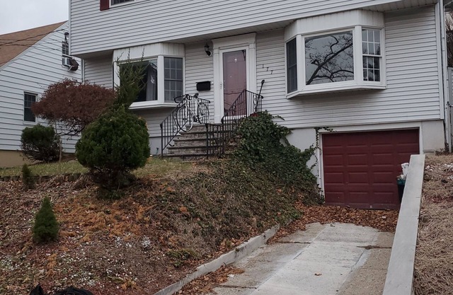 Cozy retreat on Mountain w/Family entertainment studio Pet-Friendly!