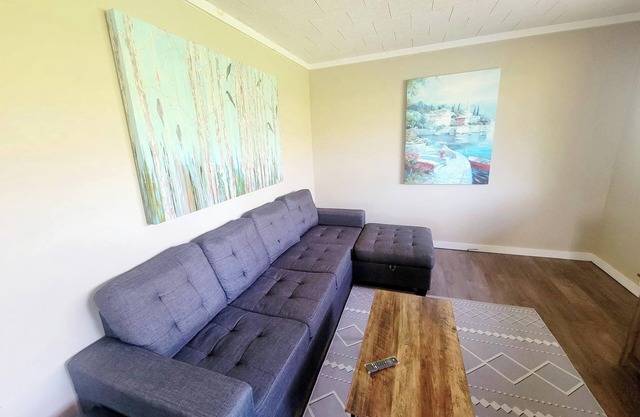 Cozy Retreat on route to Mont-Tremblant! Fronting Riviere Rouge! (Pet-Friendly)