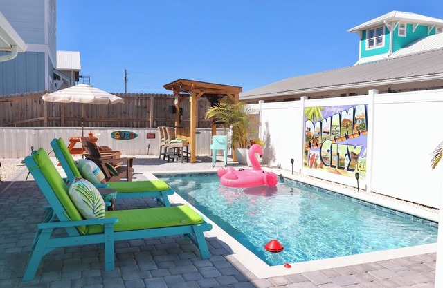 Cozy Retreat , steps to the beach, heated pool , gulf views & huge party Deck