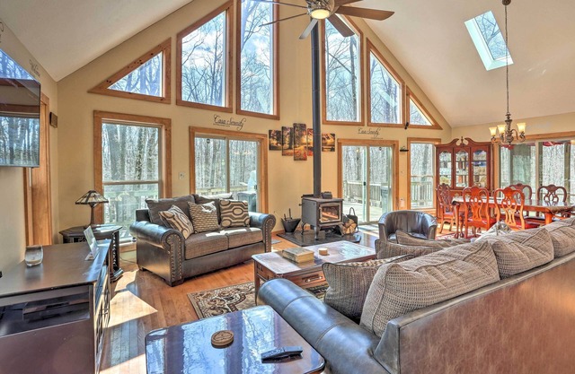 Cozy Retreat w/Deck & Hot Tub, 20 mins to Kalahari