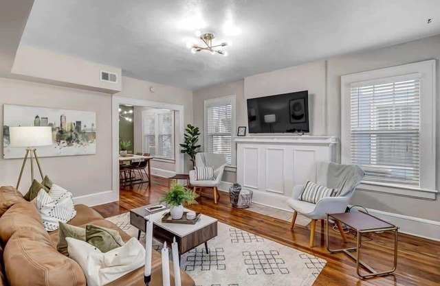 Cozy Retreat - Walkable to Bars & Restaurants!