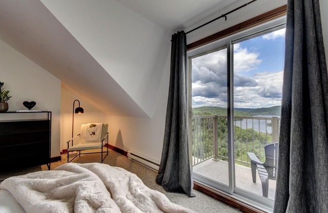 Cozy retreat with breath taking mountain and water views