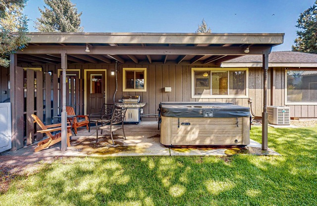 Cozy retreat with hot tub, high speed WiFi, dog-friendly