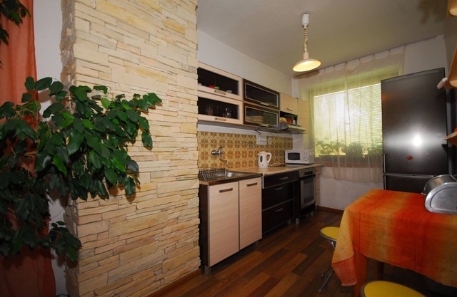 Cozy Retro 3-Bedroom Apartment Near Jasna Ski & Tatralandia For Up To 6 Pers.