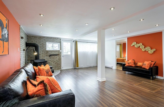 Cozy riverfront home with pool, close to everything 25min to Montreal DT
