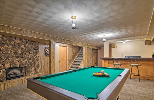 Cozy Rockford Home w/ Deck < 1 Mi to Campus!