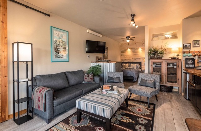 Cozy Rocky Mountain Escape Unbeatable Views
