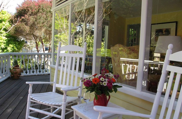 Cozy, Romantic Cottage just 3 minutes from the village of Mendocino!