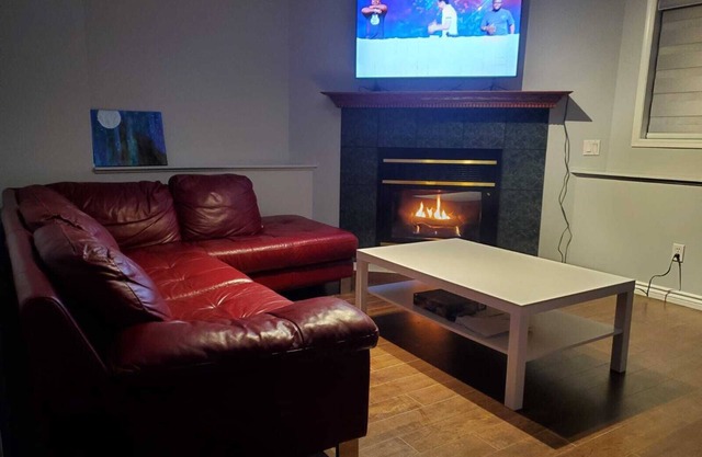 Cozy room in Northwest Edmonton within 1.3 km of all shopping