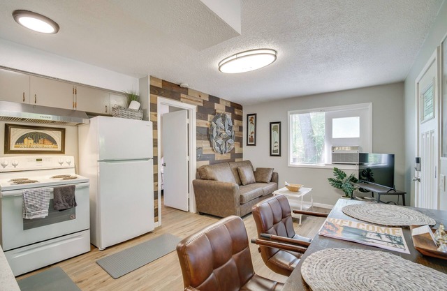 Cozy Roseburg Home w/Fire Pit + Gas Grill!