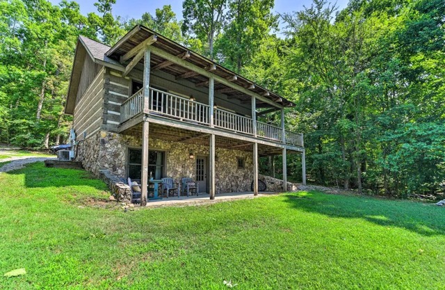 Cozy Roughriver Lakefront Cabin
