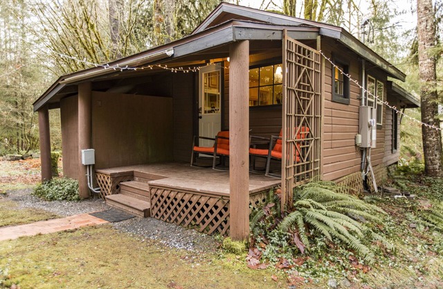 Cozy Rustic 20 minutes to Mt Baker walk to town, hot tub, High Speed Internet