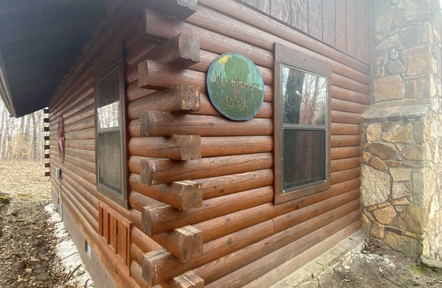 Cozy, rustic 4-person cabin minutes from Grinder's Ferry