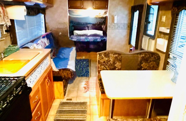 Cozy RV in Enchanting Wake Forest with AC, WiFi! Minutes from Falls Lake.