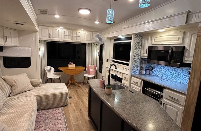 Cozy RV in Nederland with AC, WiFi