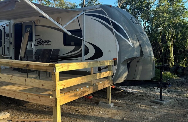 Cozy RV in Wonderful Jacksonville with WiFi, AC, near shopping, zoo, airport.