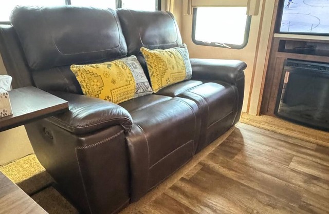 Cozy RV with WiFi, Wood Deck w/awning in marvelous Palmetto