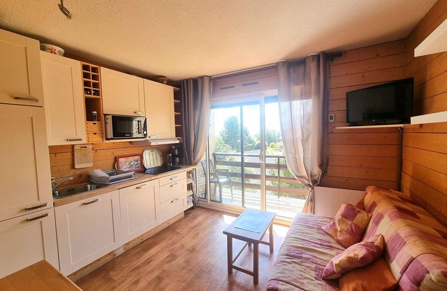 Cozy Studio for 4/6 - Central Location - Balcony - Ski/Walk Trails - Pets Allowed