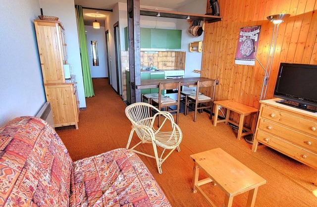 Cozy Studio for 4 - South Balcony, Mountain Views, Walk to Ski & Hike