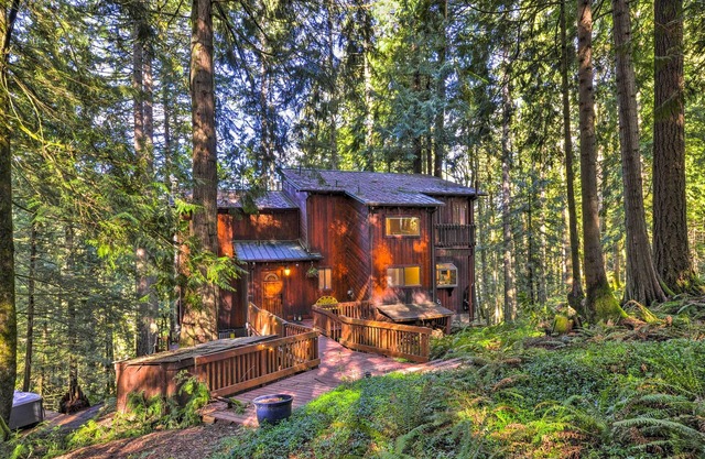 Cozy Sandy Retreat w/Hot Tub & Forest Views!