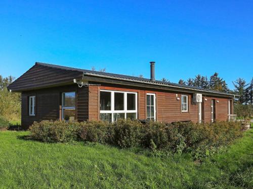 Cozy Seaside Cottage Escape-By Traum