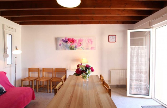 Cozy Seaside House: 4BR, Enclosed Yard, BBQ, 200m from Beach, Pet-Friendly