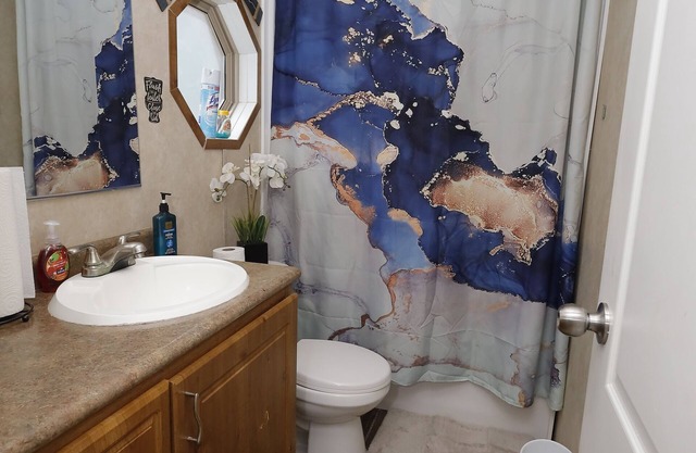 Cozy secluded home. Close to lakes, spacious yard for family & pet friendly!