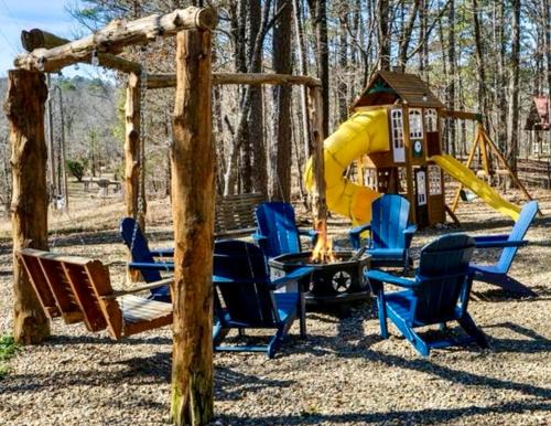Cozy Secluded, King, Best Location, Hot tub, Firepit, Playset
