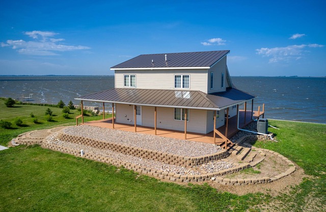 Cozy & secluded private beach side home