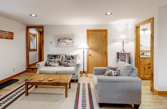 Cozy & secluded studio - quiet location near town, hiking, & skiing