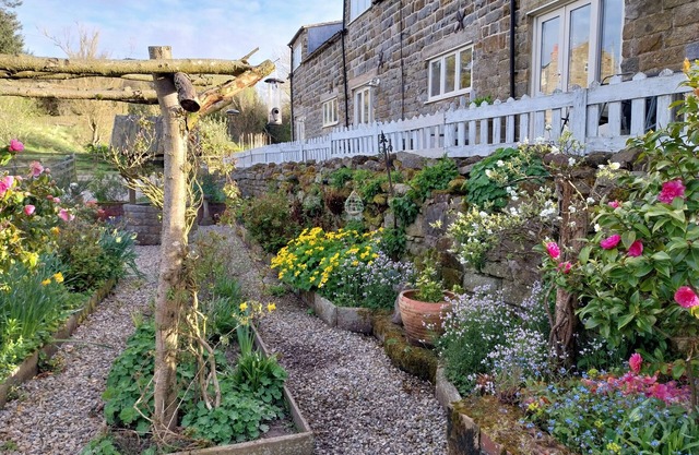 Cozy self catering cottage, wonderful sea & countryside views, pet friendly