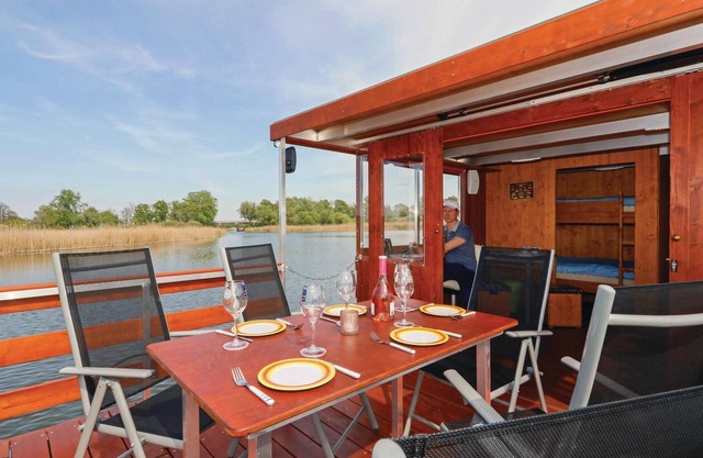 Cozy ship in Loitz with WiFi