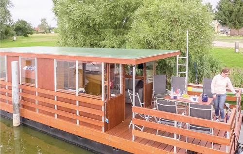 Cozy Ship In Neustrelitz With Wifi