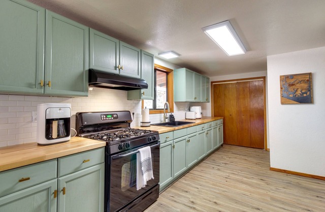 Cozy Show Low Cottage w/Wood-Burning Stove
