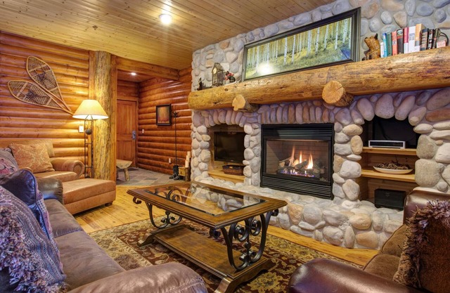 Cozy Silver Lake 2BR steps from lifts, dining, shops. Hot Tub, Pool, BBQ, WiFi