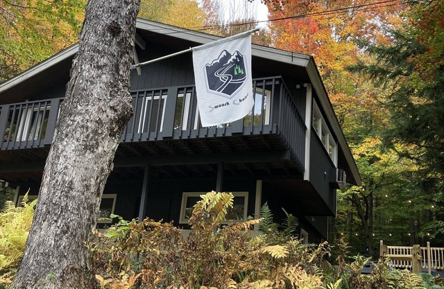 Cozy ski chalet - w/Assoc amenities. 10 mins from Mount Snow