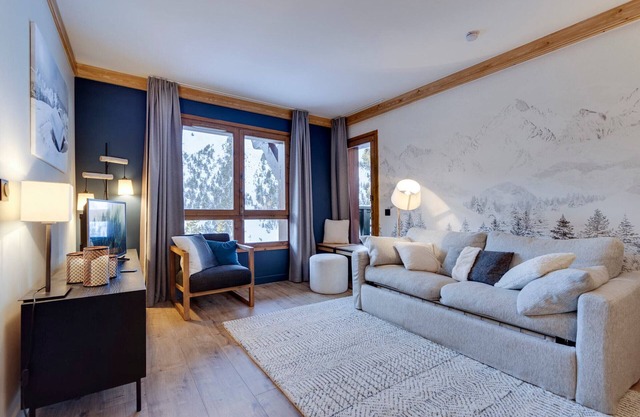 Cozy Ski-In/Ski-Out Apartment with Pool & Jacuzzi in Pedestrian Arc 1950