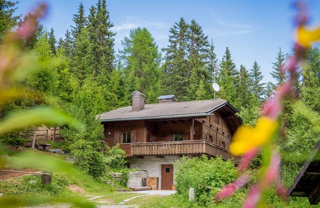 cozy Ski Lodge directly on the slopes of Kronplatz