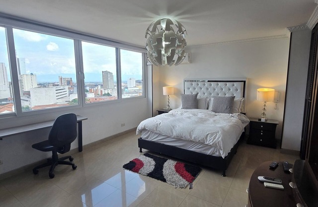 Cozy ski Penthouse on the Heart of Cali, City View & Mountain w/c all units.