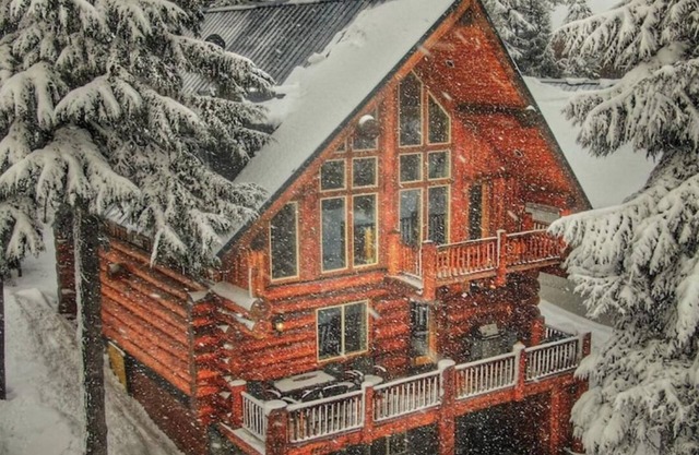 Cozy Ski Retreat in Govy w/Hot Tub and Outdoor Sauna
