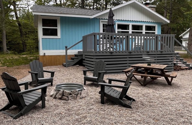 Cozy Small Cabin just a 2 minute walk to Lake Huron with a beautiful beach.