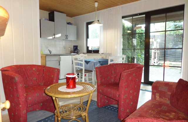 Cozy, small cottage quiet in the garden, with sauna, 350 m to the beach